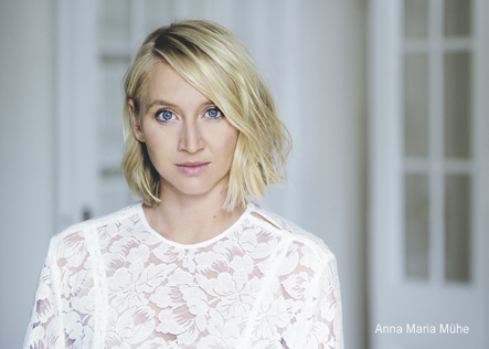 Autogrammkarte Anna Maria Mühe im Querformat